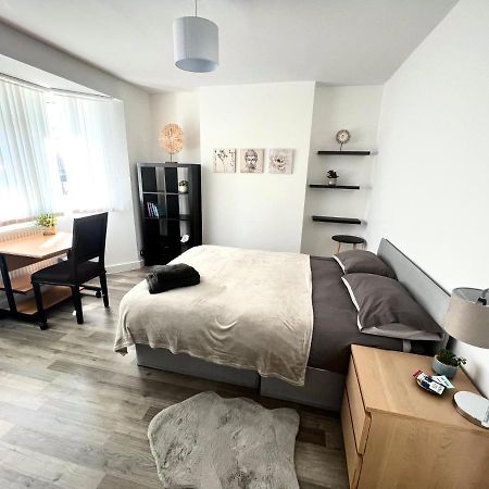 Modern Double Room With Fire Tv Londra Exterior foto