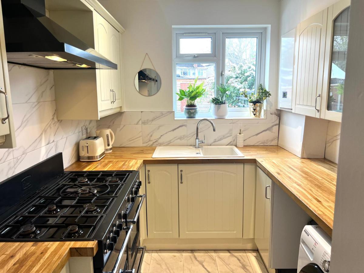 Modern Double Room With Fire Tv Londra Exterior foto