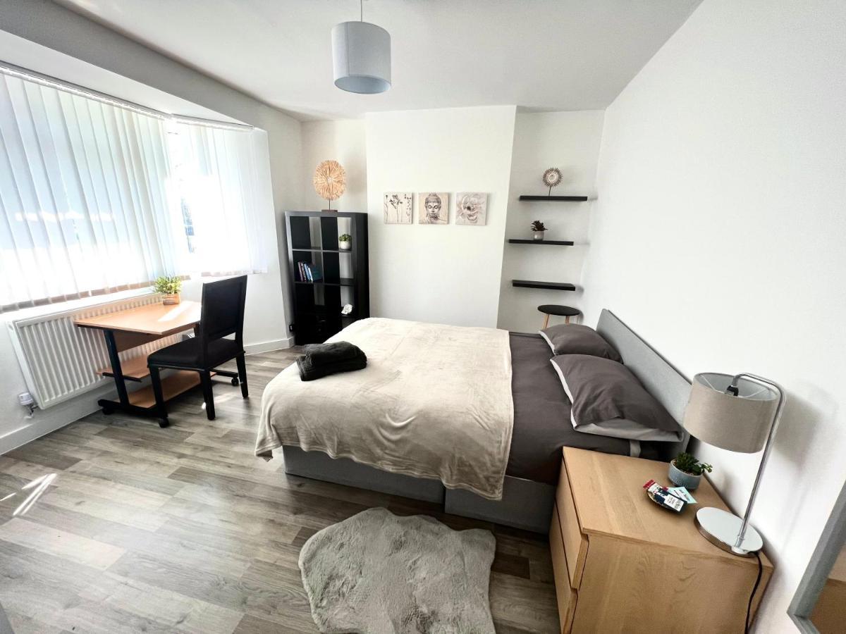 Modern Double Room With Fire Tv Londra Exterior foto