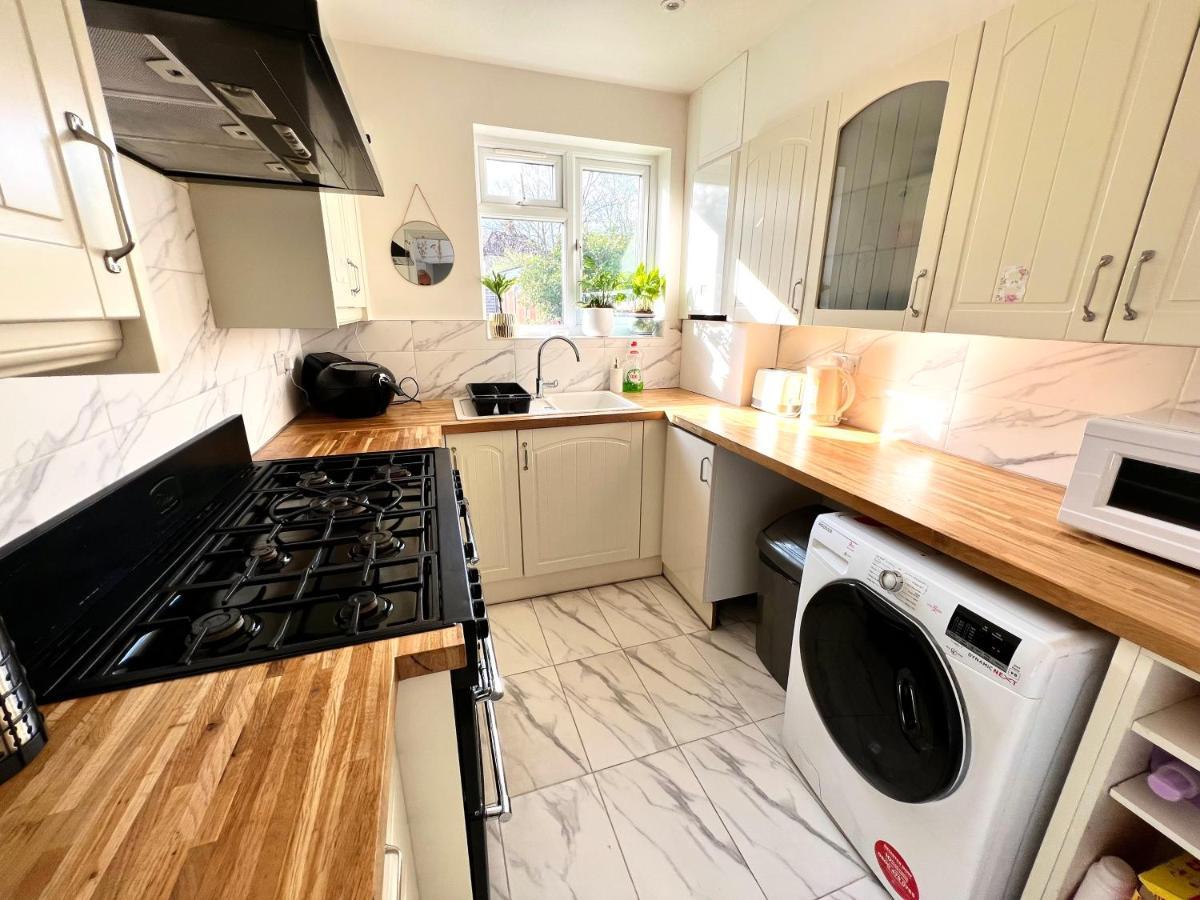 Modern Double Room With Fire Tv Londra Exterior foto